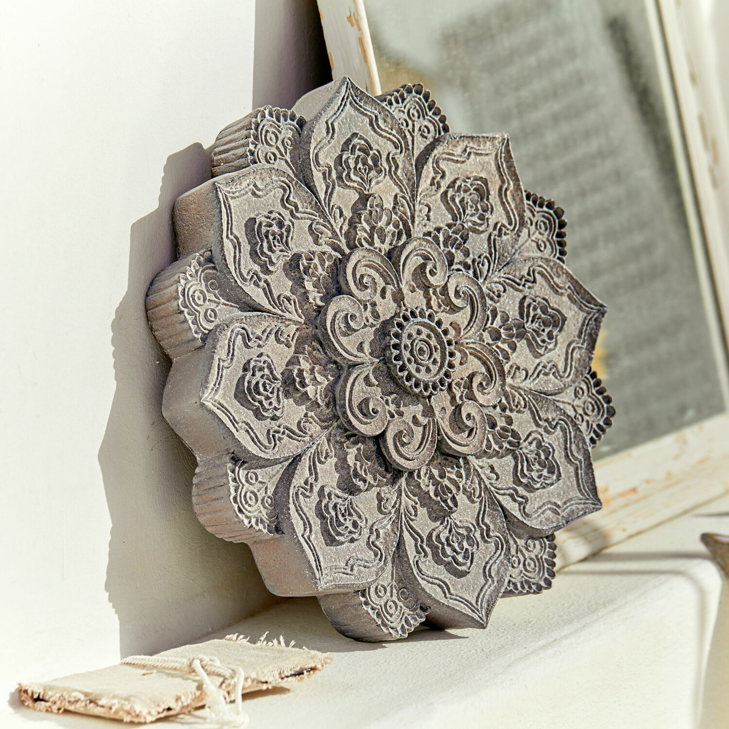 Wandornament Aubure Graues Holzornament mit floralem Muster, dekorativ für Innenräume und Wandgestaltung