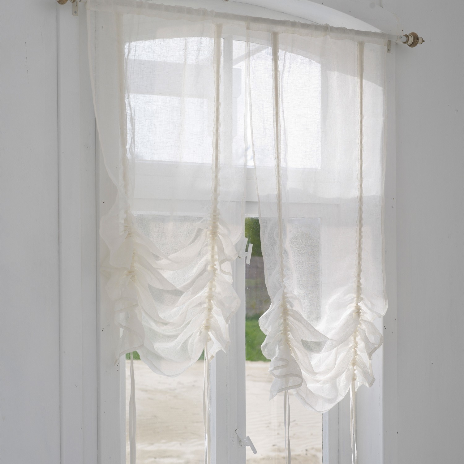 Scheibengardine Raphaela Transparenter weisser Vorhang mit Raffungen aus leichtem Stoff am Fenster, Wohnraumdekoration