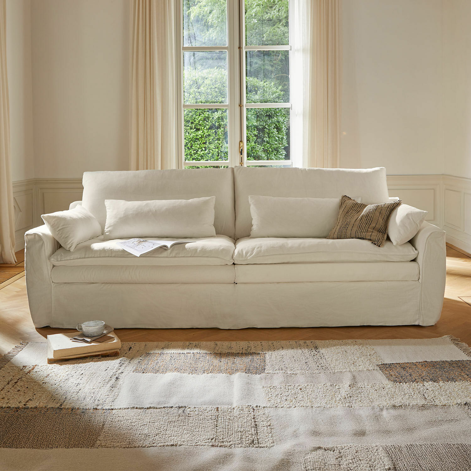 Sofa Dunhaven Beiges Stoffsofa mit Kissen und hellem Teppich in gemütlichem Wohnzimmer