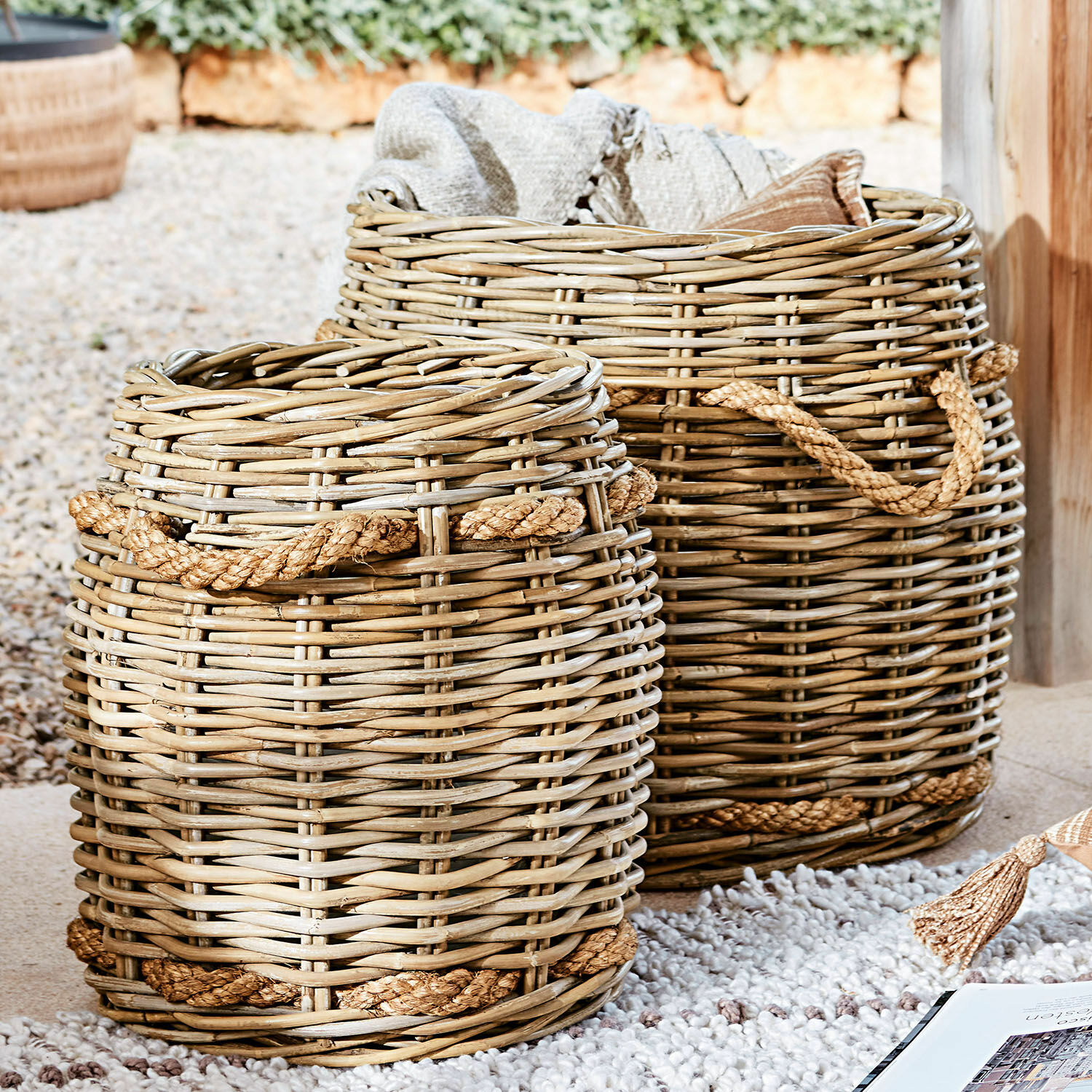 Korb 2er Set Tauri Zwei runde Körbe aus natürlichem Rattan mit geflochtenen Seilgriffen zur Aufbewahrung und Dekoration