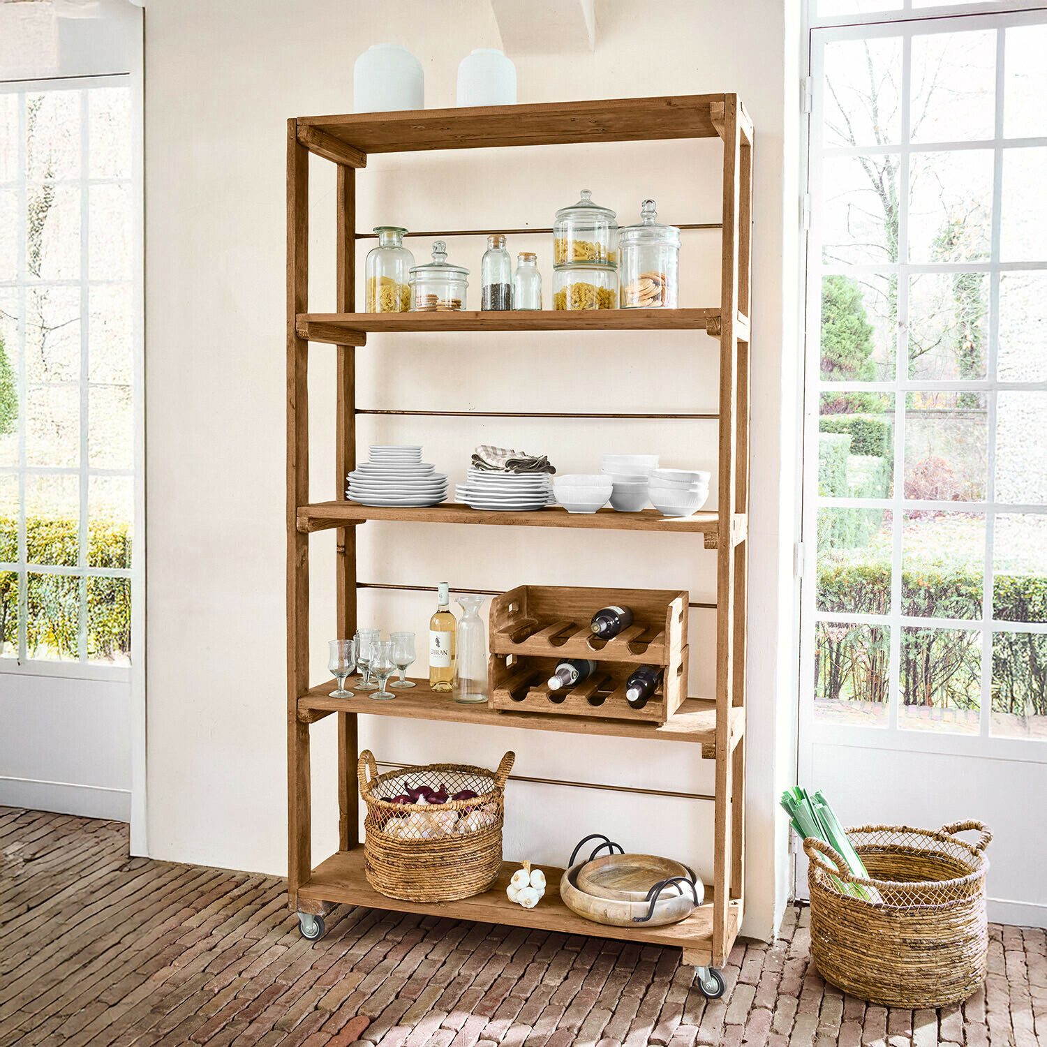 Regal Crestwooden Regal aus Mangoholz auf Rollen mit Geschirr, Körben und Weinregal, natürliche Holzfarbe