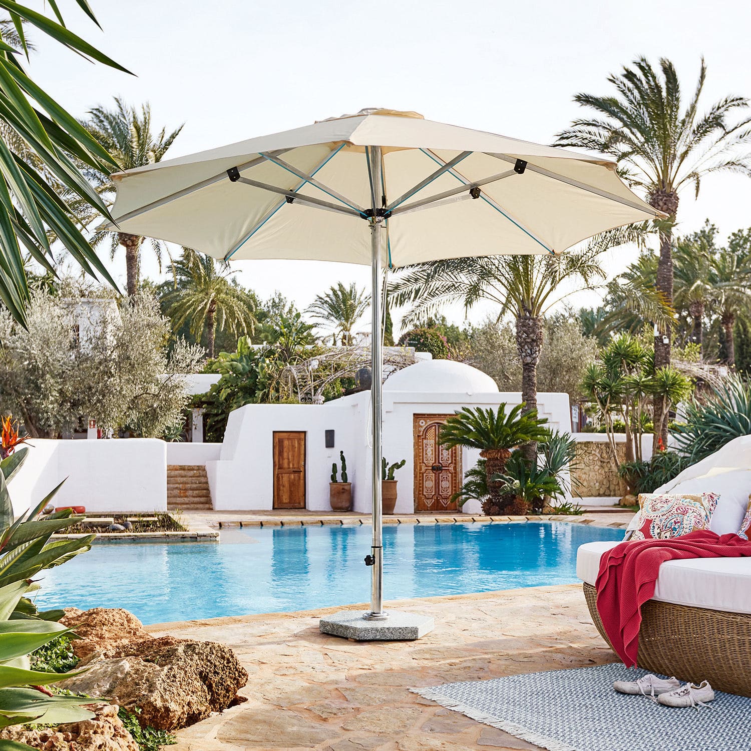 Sonnenschirm Thompson Grosser cremefarbener Gartenschirm mit Metallgestell am Pool in stilvoller Umgebung