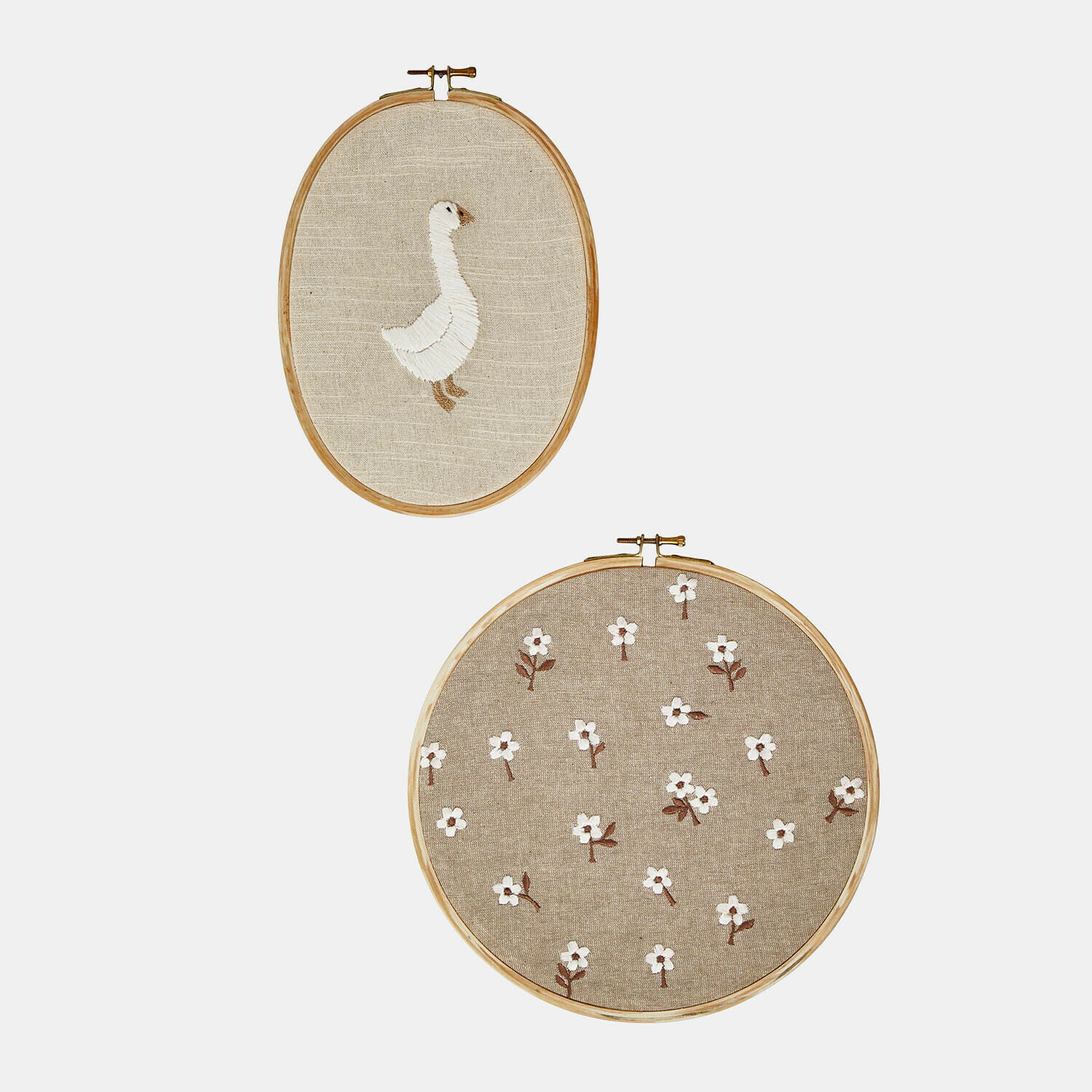Bild 2er Set Tillyboo Zwei bestickte Stickrahmen aus Naturleinen mit weißer Gans und Blumenmotiv, Wanddekoration