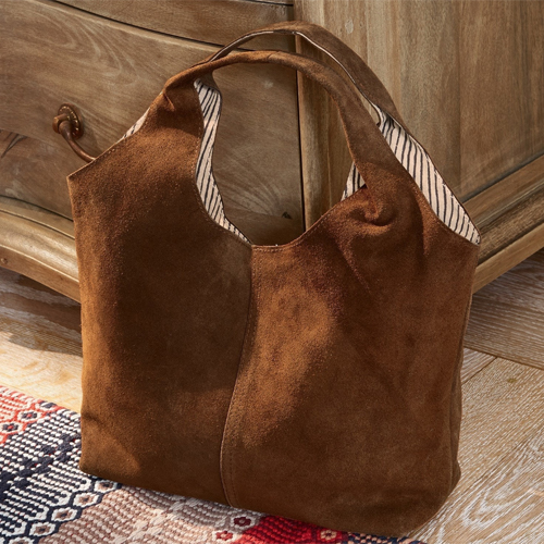 Braune Tasche aus weichem Veloursleder mit gestreiftem Tragegriff, praktisches Alltagsaccessoire