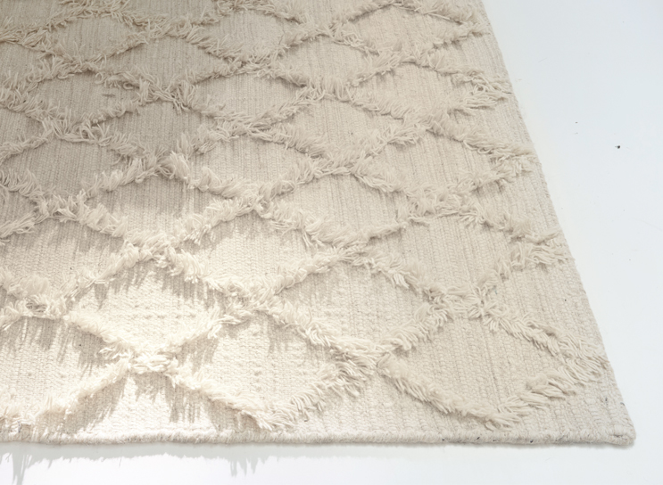 Beiger Teppich mit weichem Rautenmuster und Fransen, Wohnaccessoire im Boho-Stil