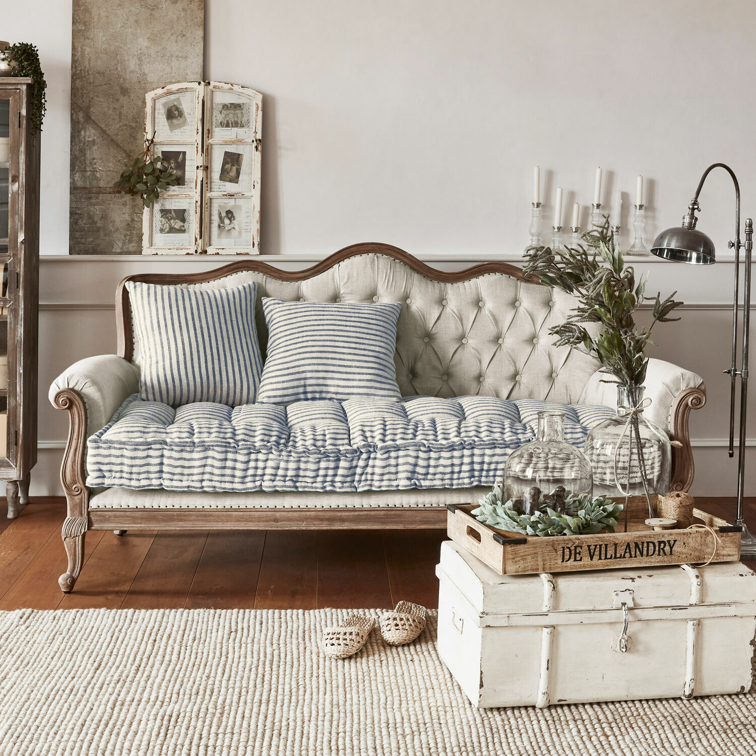 Sofa Malabon Beiges gepolstertes Sofa mit Holzrahmen und blau-weißen Kissen im Vintage-Stil