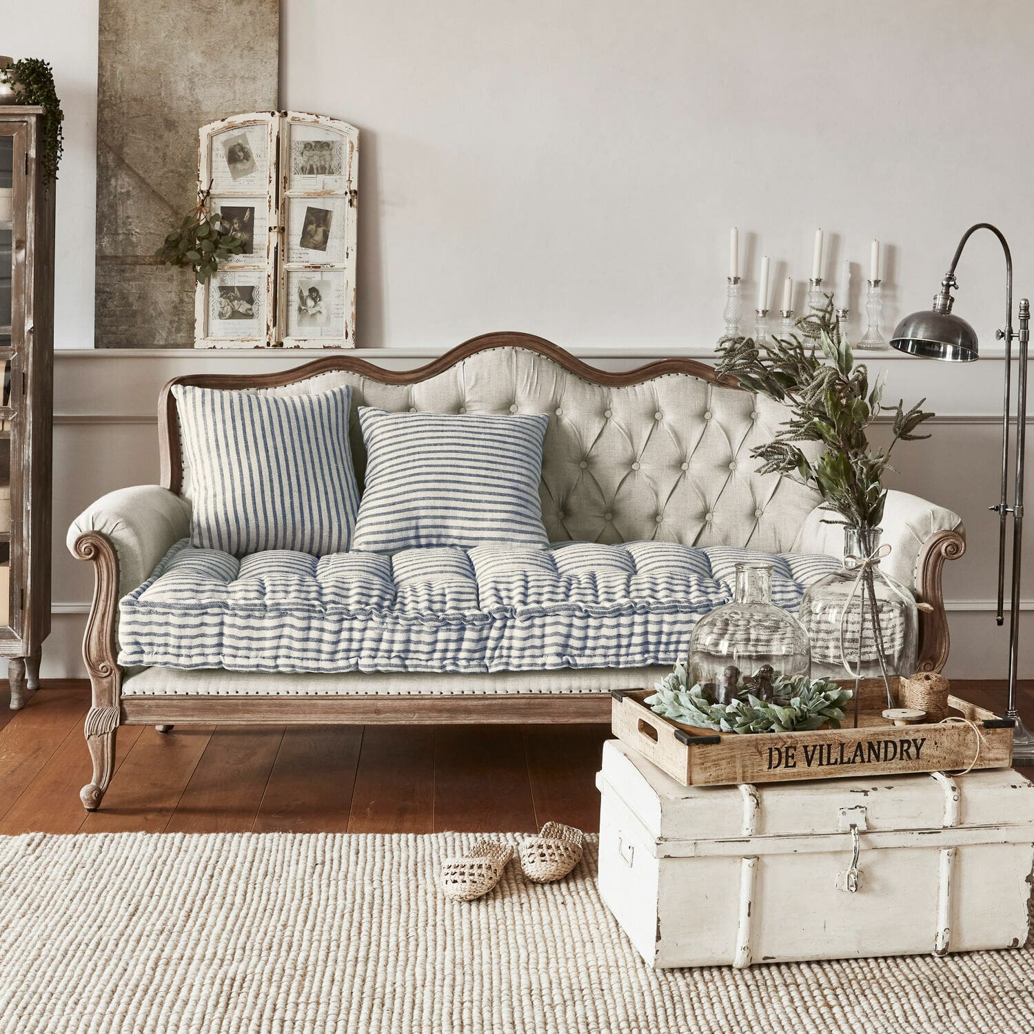 Sofa Malabon Beiges gepolstertes Sofa mit Holzrahmen und blau-weißen Kissen im Vintage-Stil