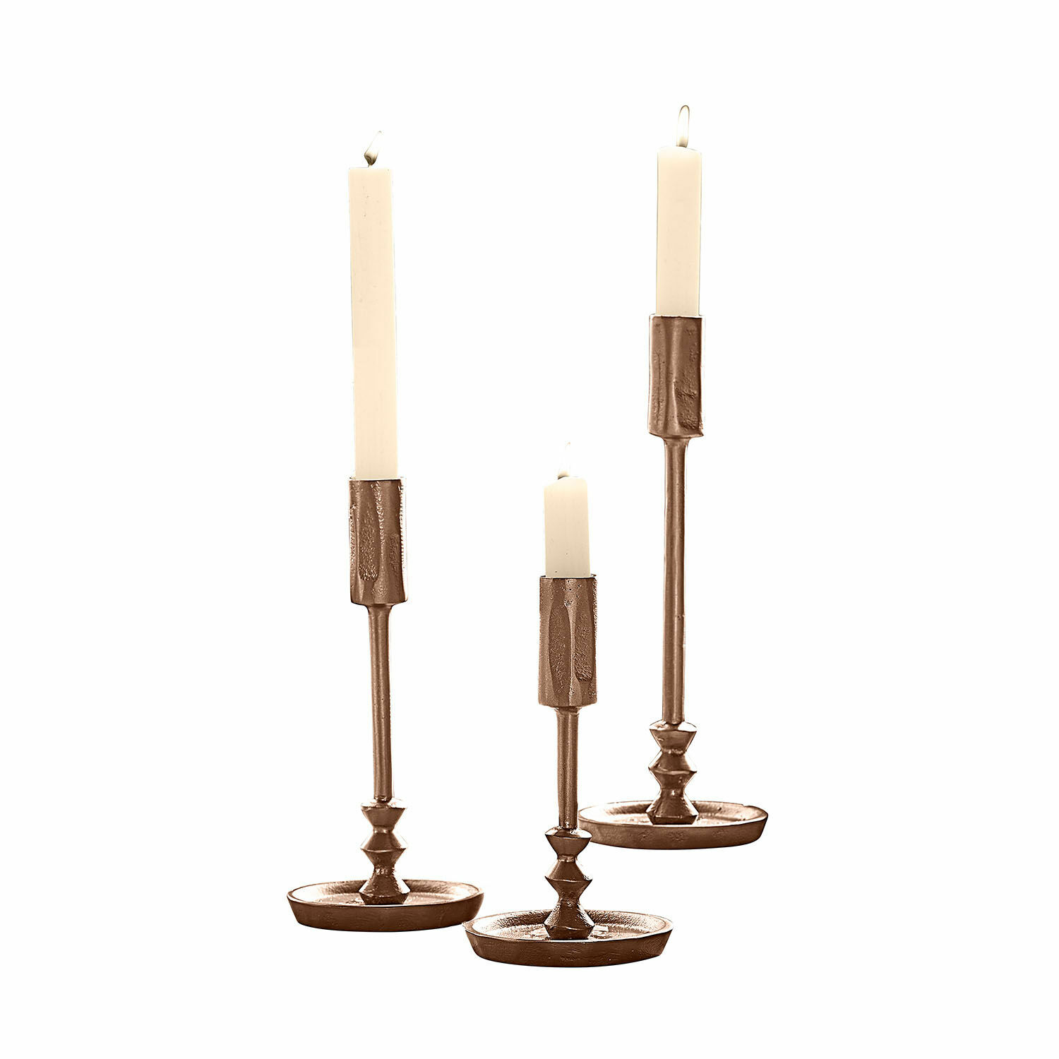 Kerzenständer 3er Set Rivandre Set aus drei kupferfarbenen Kerzenhaltern mit weissen Kerzen, Metalldekoration für den Tisch