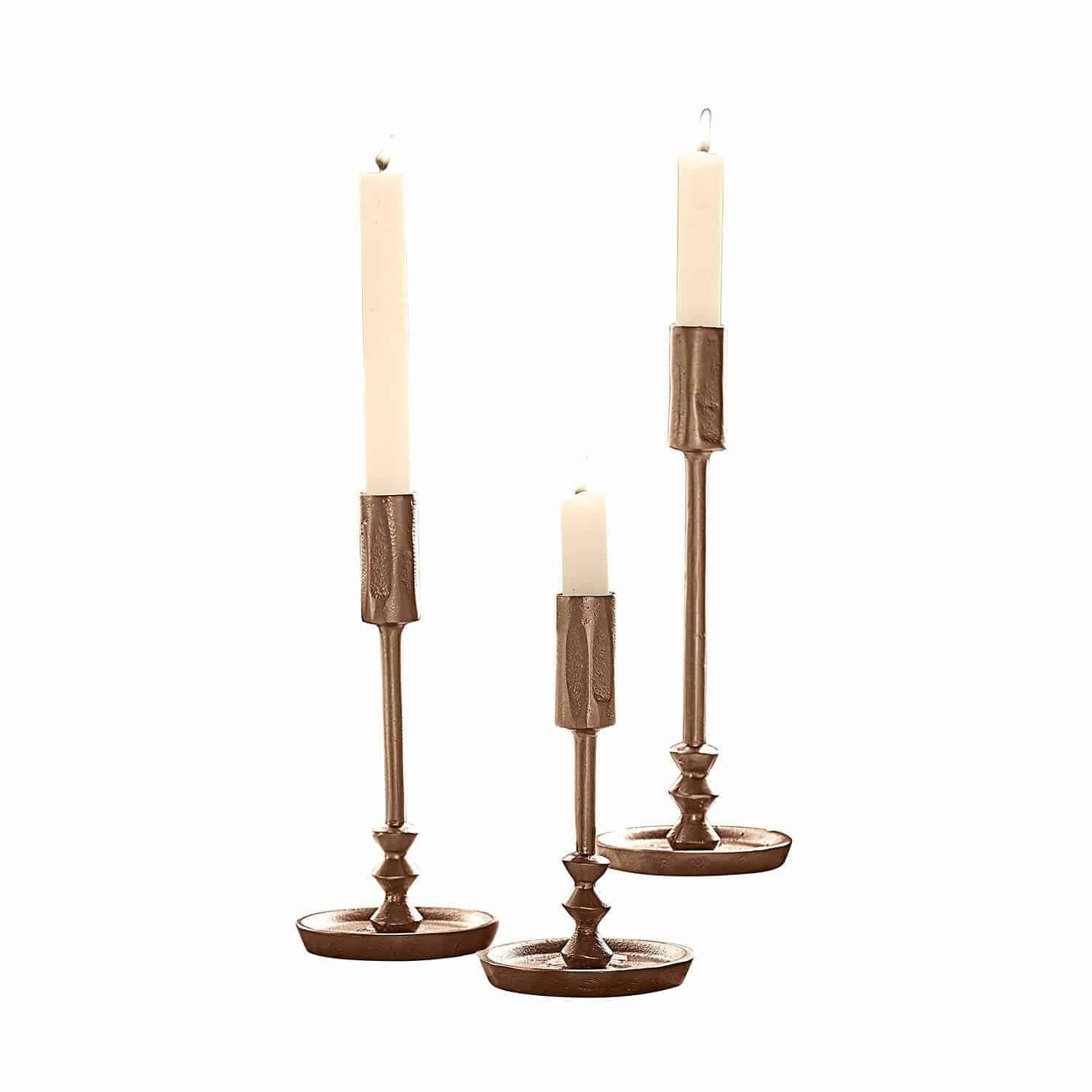Kerzenständer 3er Set Rivandre Set aus drei kupferfarbenen Kerzenhaltern mit weissen Kerzen, Metalldekoration für den Tisch