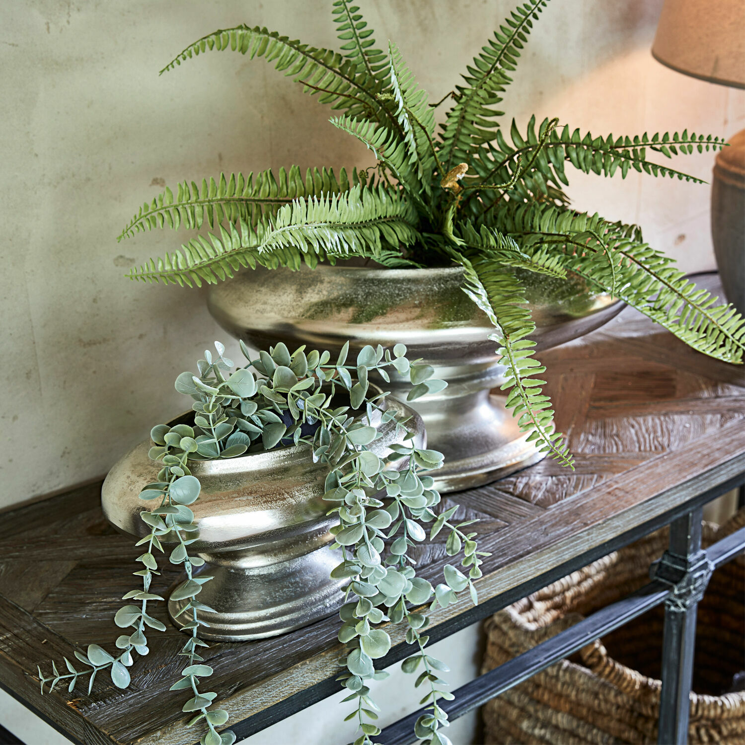 Vase 2er Set Loyère Dekorative silberne Keramikvasen mit grünen Pflanzen auf dem Holztisch im Wohnzimmer