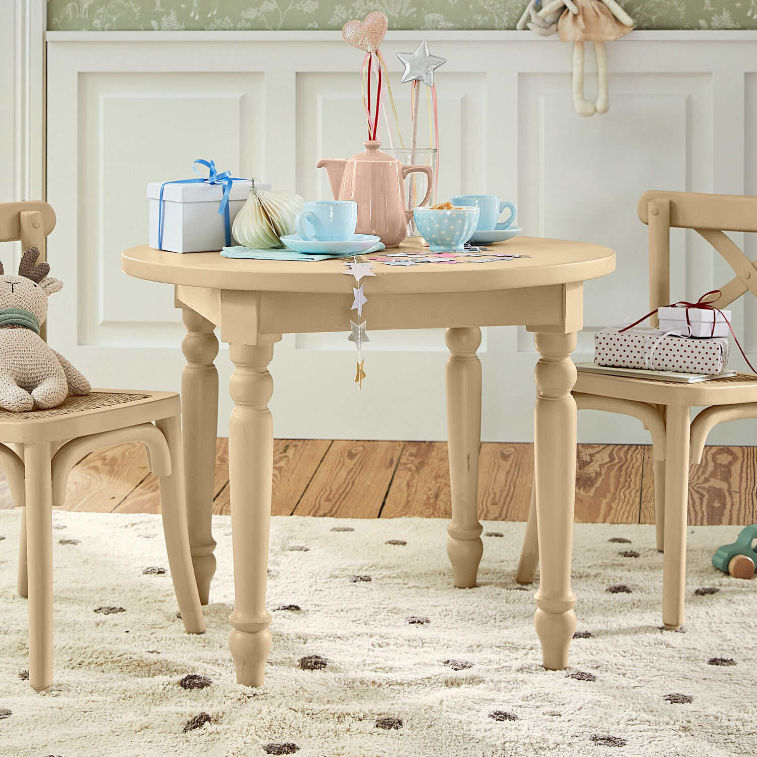 Kindertisch Sourila Beiger, runder Kindertisch aus Holz mit Dekorationen und Spielzeug auf gepunktetem Teppich