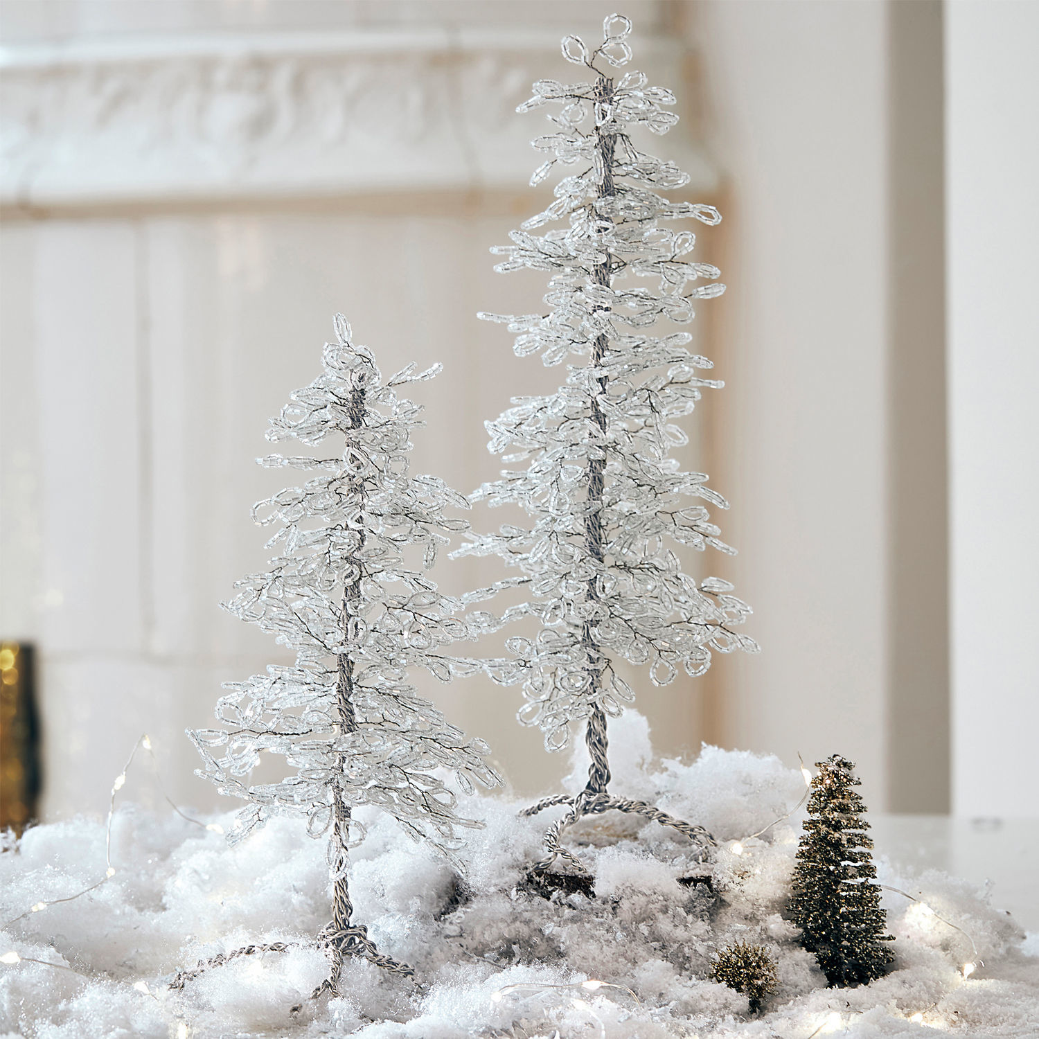 Deko-Bäume 2er Set Grenville Dekorative Draht- und Kristallbäume auf schneebedecktem Untergrund für winterliche Dekoration