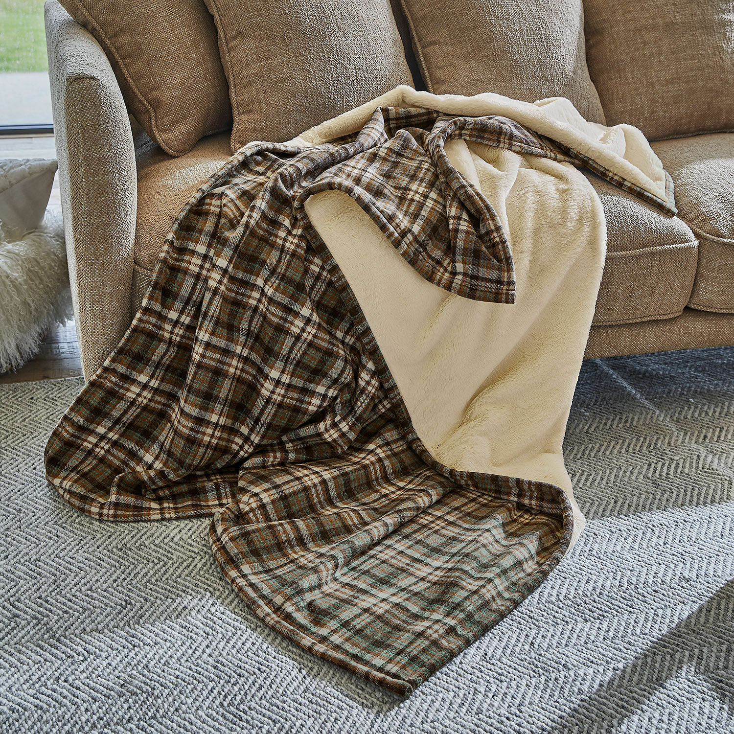 Plaid Celestria Weiche karierte Decke mit beigem Fellimitat, gemütlich und warm fürs Wohnzimmer an kalten Tagen