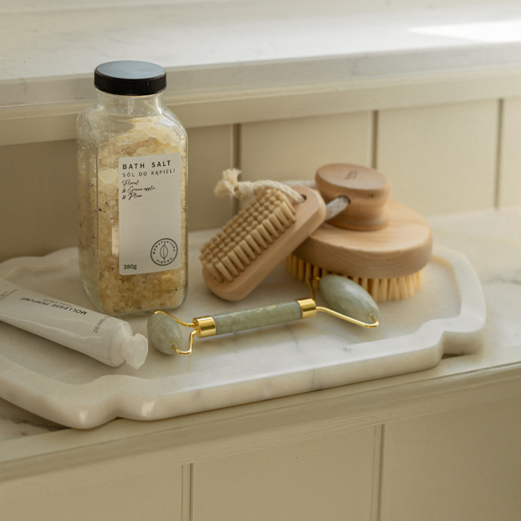 Pflegeset mit Badesalz, Holzbürsten und grünem Jade-Gesichtsroller für Wellness und Entspannung