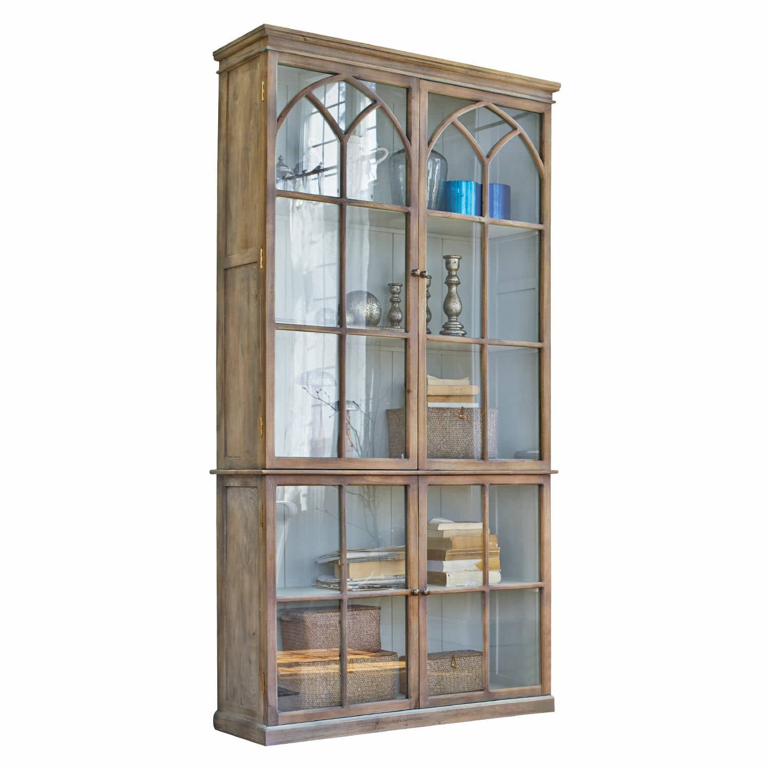 Hoher Holzvitrinenschrank mit Glastüren und Regalen für Bücher und Dekorationen