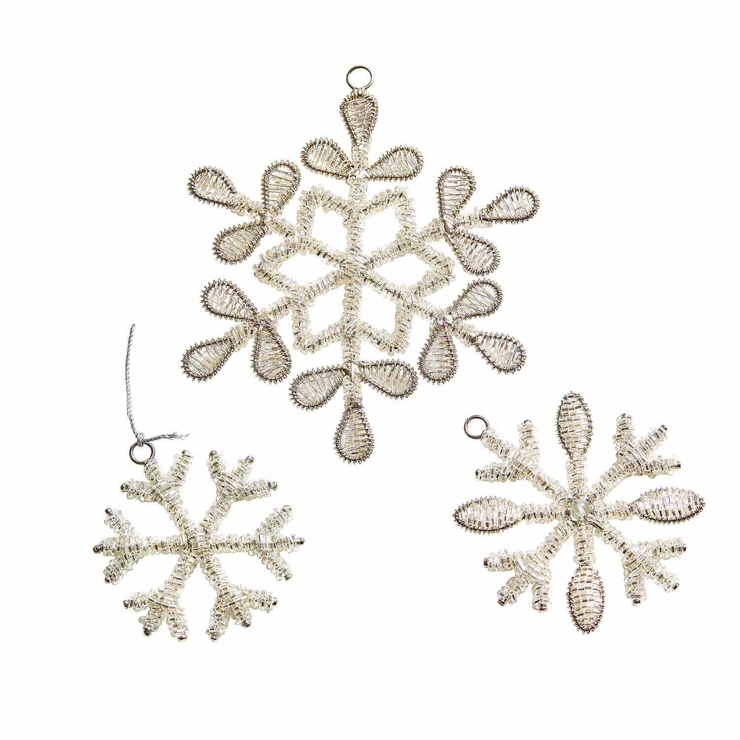 Anhänger 3er Set Skadi Set aus drei Weihnachtsanhängern in Form von Schneeflocken aus transparenten Perlen und silbernem Draht