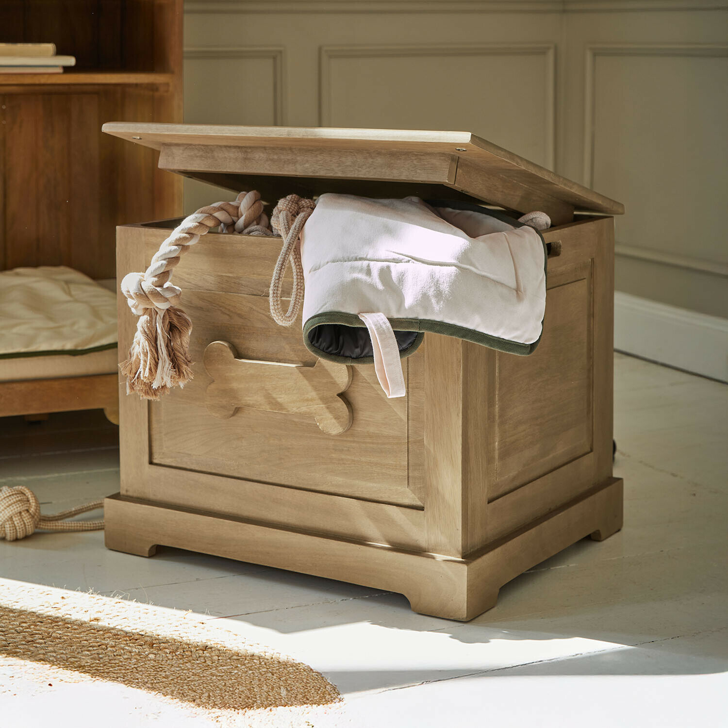 Truhe Alourine Holztruhe in Naturfarbe mit Knochenmotiv zur Aufbewahrung von Hundespielzeug und Zubehör