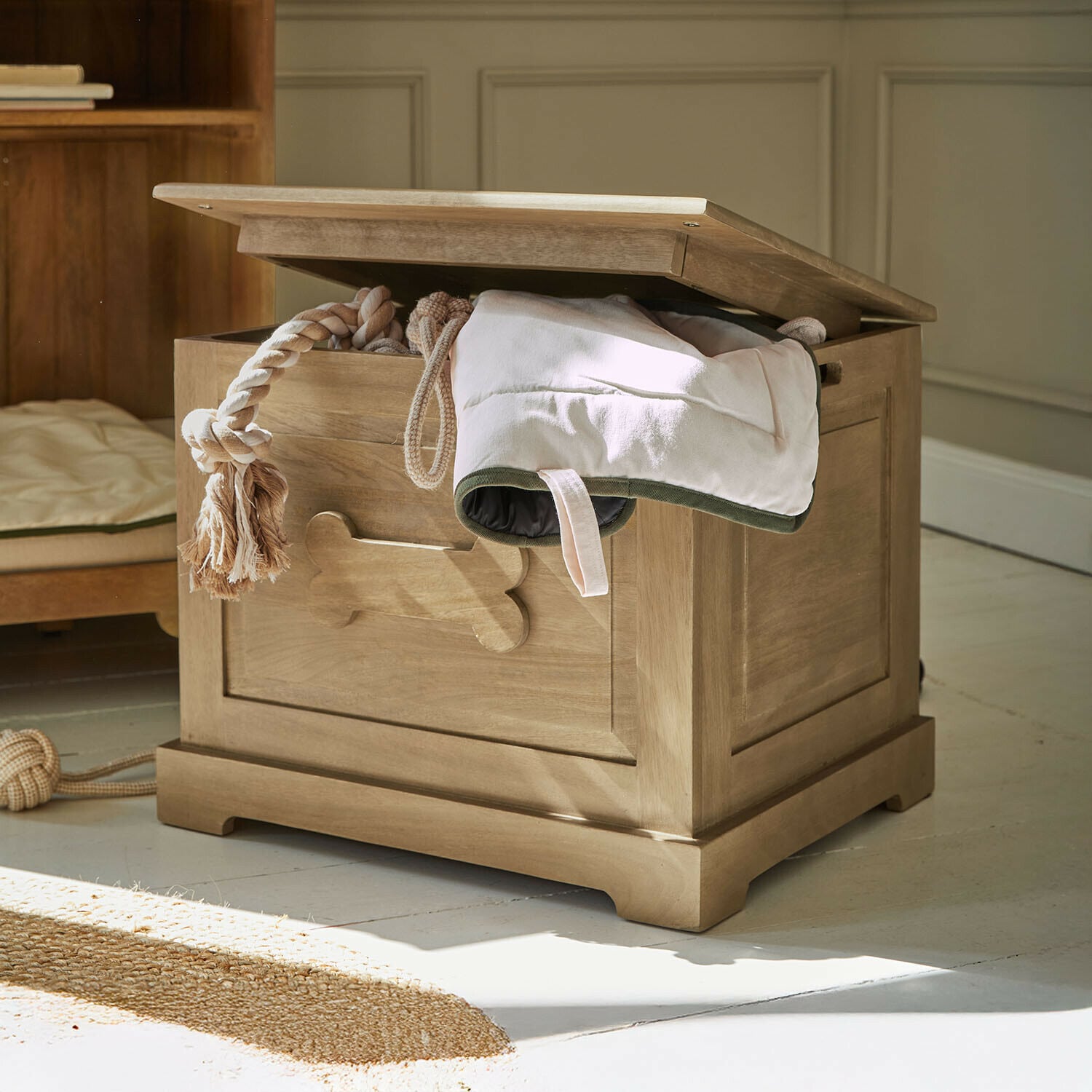 Truhe Alourine Holztruhe in Naturfarbe mit Knochenmotiv zur Aufbewahrung von Hundespielzeug und Zubehör