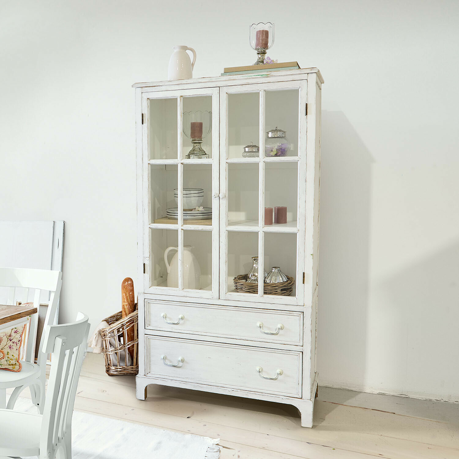 Schrank Jarrowfield Weisse Holzvitrine mit Glastüren und zwei Schubladen im Vintage-Stil