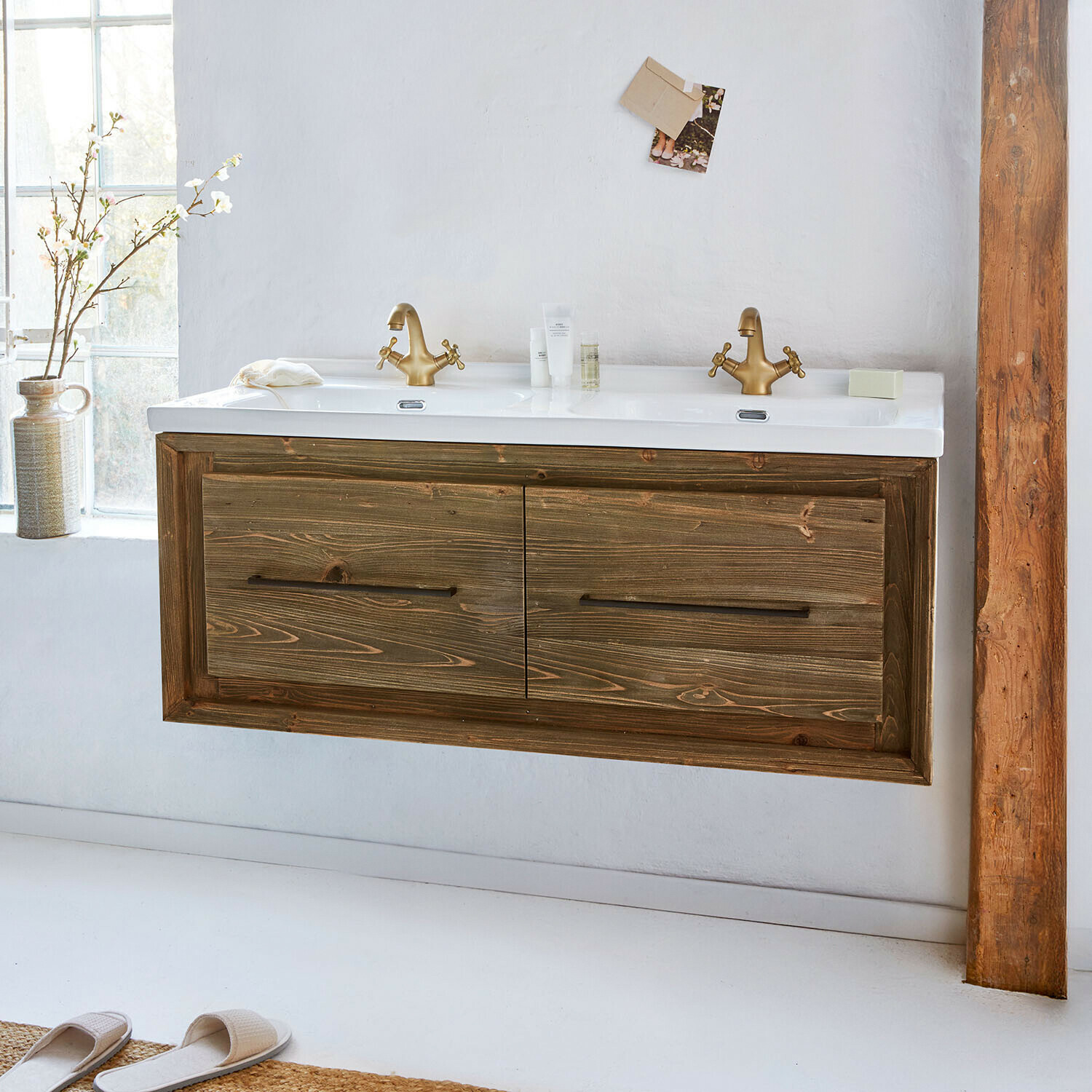 Doppelwaschtisch Greenhaven Hängender Holz-Badezimmerschrank mit weissem Waschbecken und goldenen Armaturen im rustikalen Stil