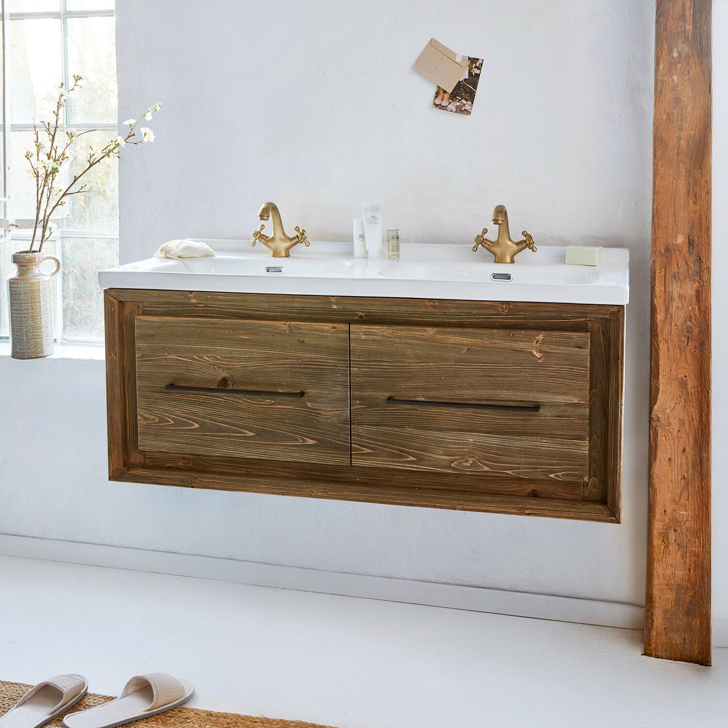 Doppelwaschtisch Greenhaven Hängender Holz-Badezimmerschrank mit weissem Waschbecken und goldenen Armaturen im rustikalen Stil