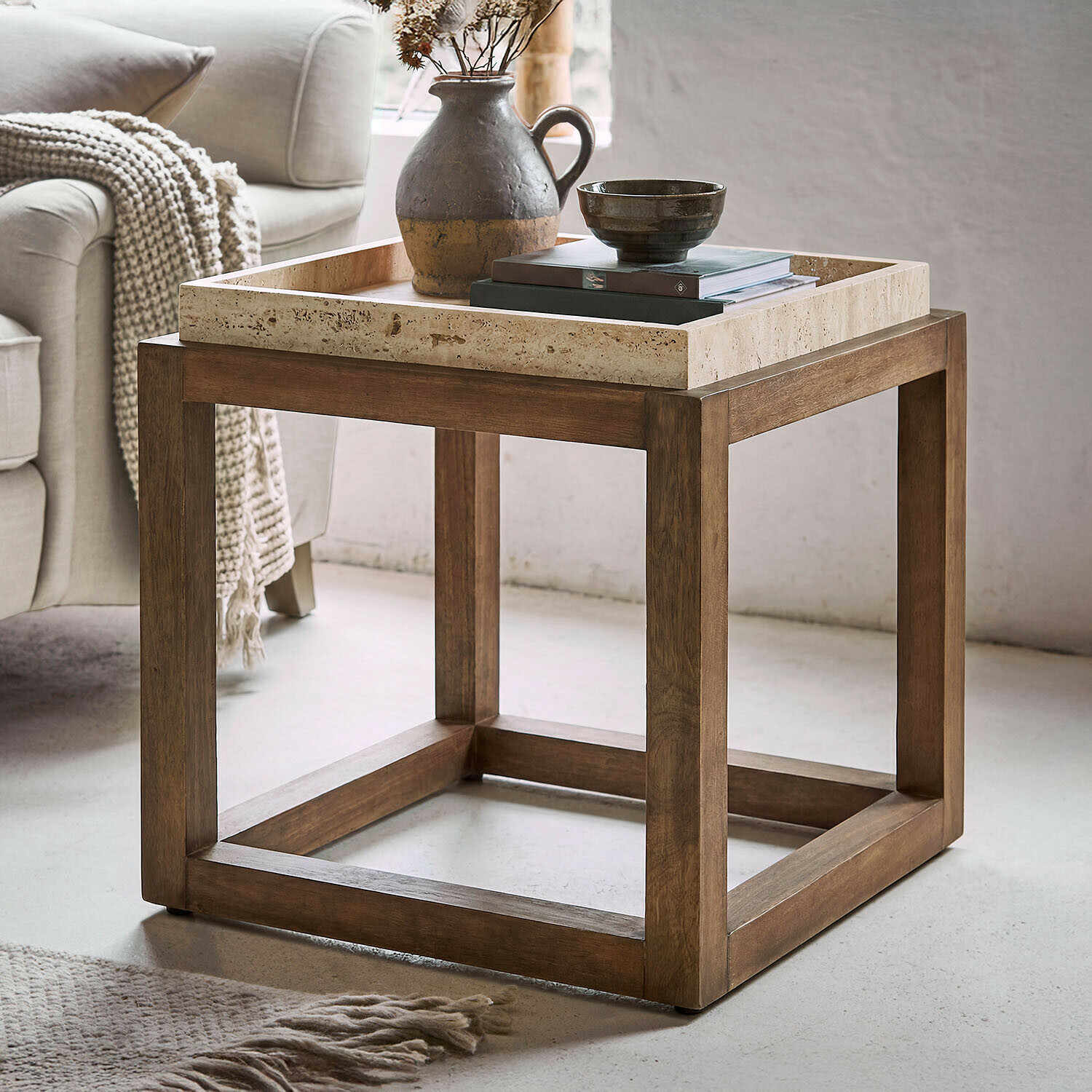 Beistelltisch Edwyn Quadratischer Beistelltisch mit Holzrahmen und heller Natursteinplatte im Wohnzimmer