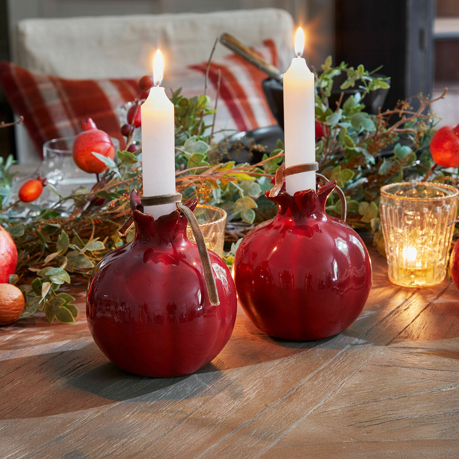 Kerzenständer 2er Set Karidah Zwei rote Keramik-Kerzenhalter in Granat-Form mit weissen Kerzen auf Holztisch mit Dekoration