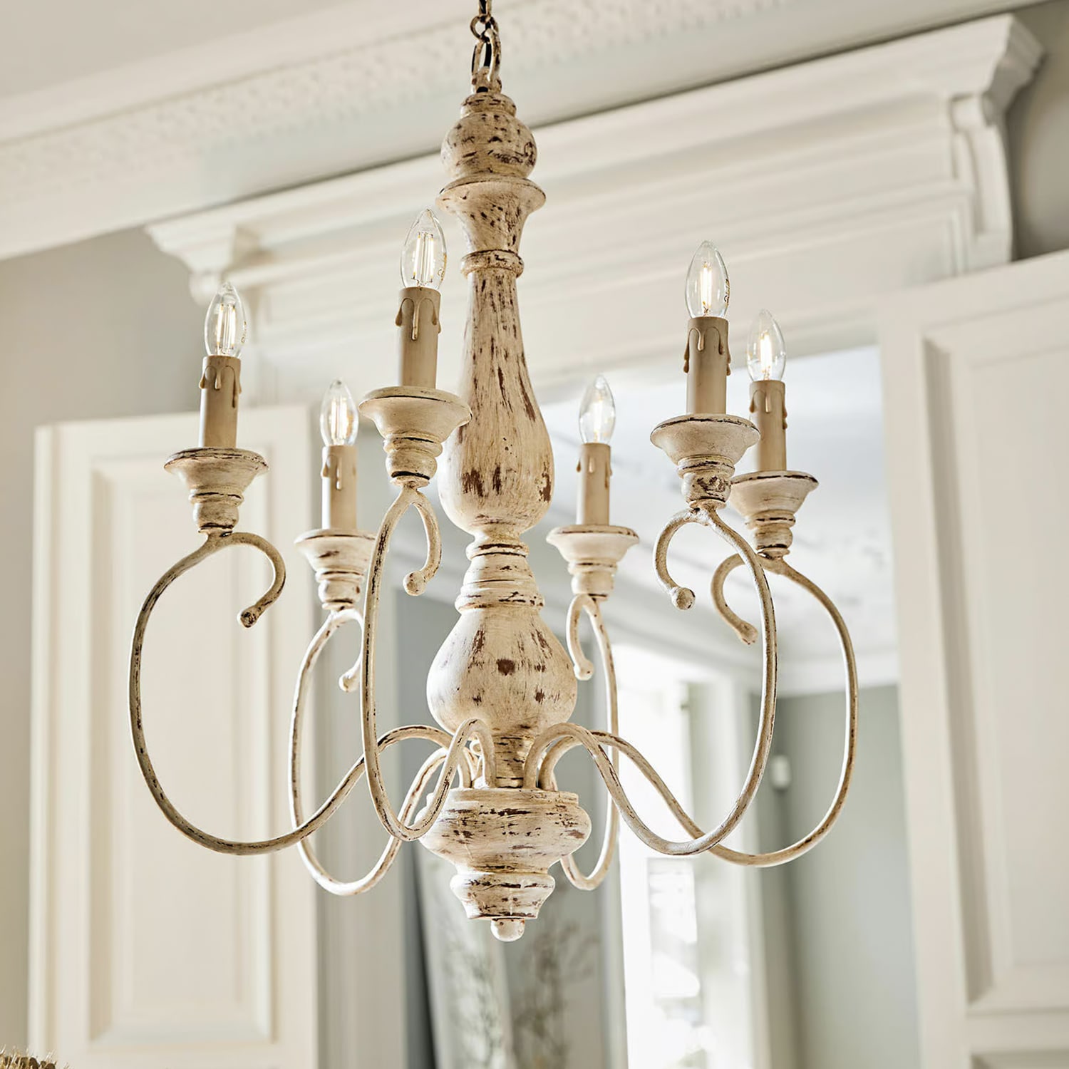 Vintage Kronleuchter mit sechs Kerzenlampen, Metall in antik weißem Holzlook, dekorative Innenbeleuchtung