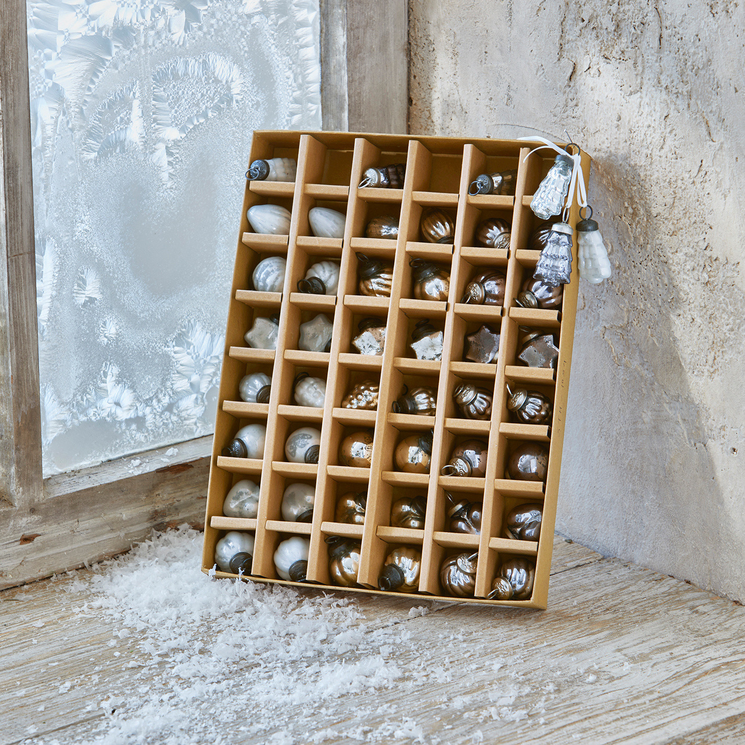 Weihnachtsschmuck 48er Set Lyla Set aus silbernen und weissen Glas-Weihnachtskugeln in Aufbewahrungsbox für festliche Dekoration