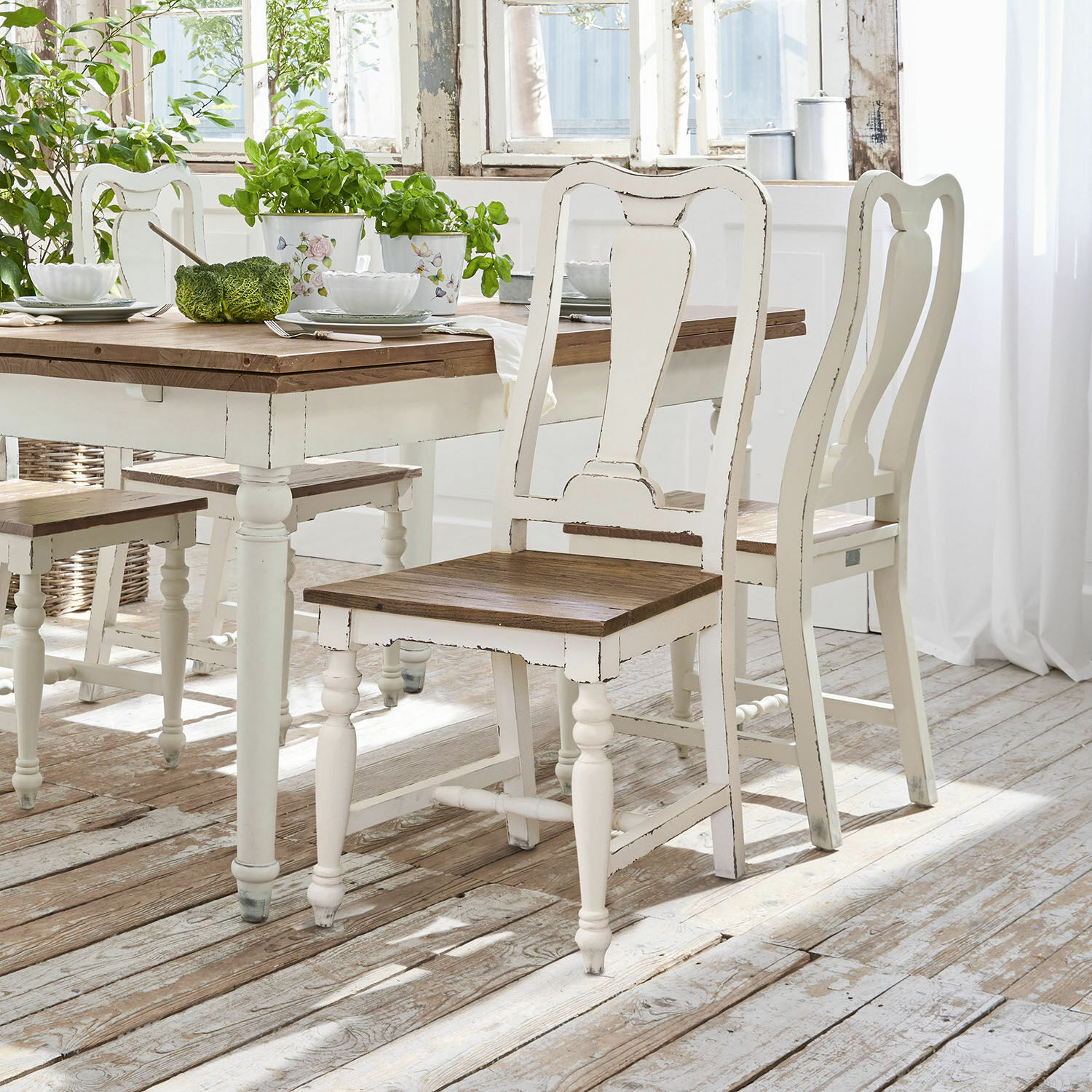 Stuhl 2er Set Harold Weisse Holzstühle und Tisch mit braunen Platten in hellem, rustikalem Esszimmer