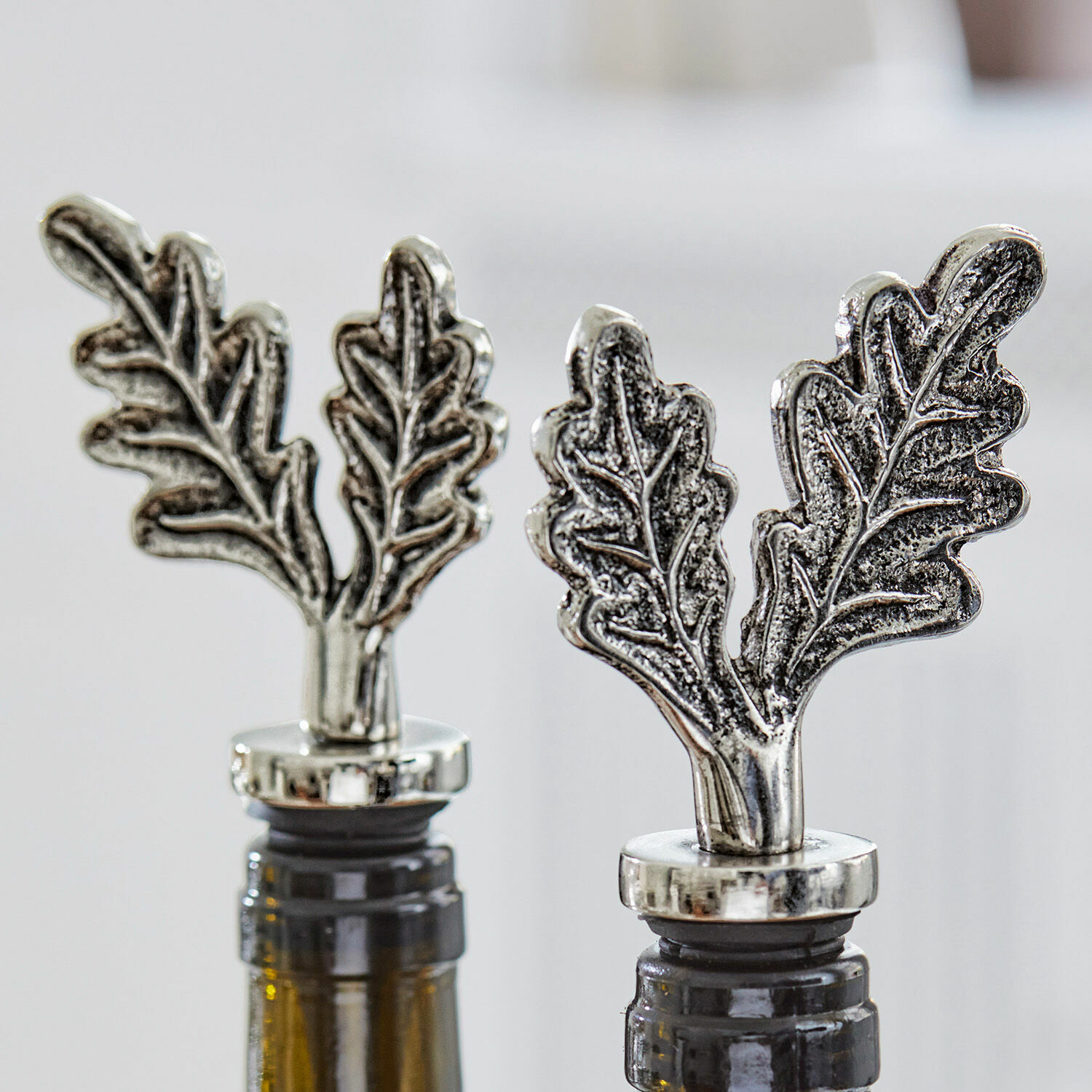 Flaschenverschluss 2er Set Vibius Metallflaschenkorken mit silberner Eichenblatt-Dekoration, elegantes Weinaccessoire.