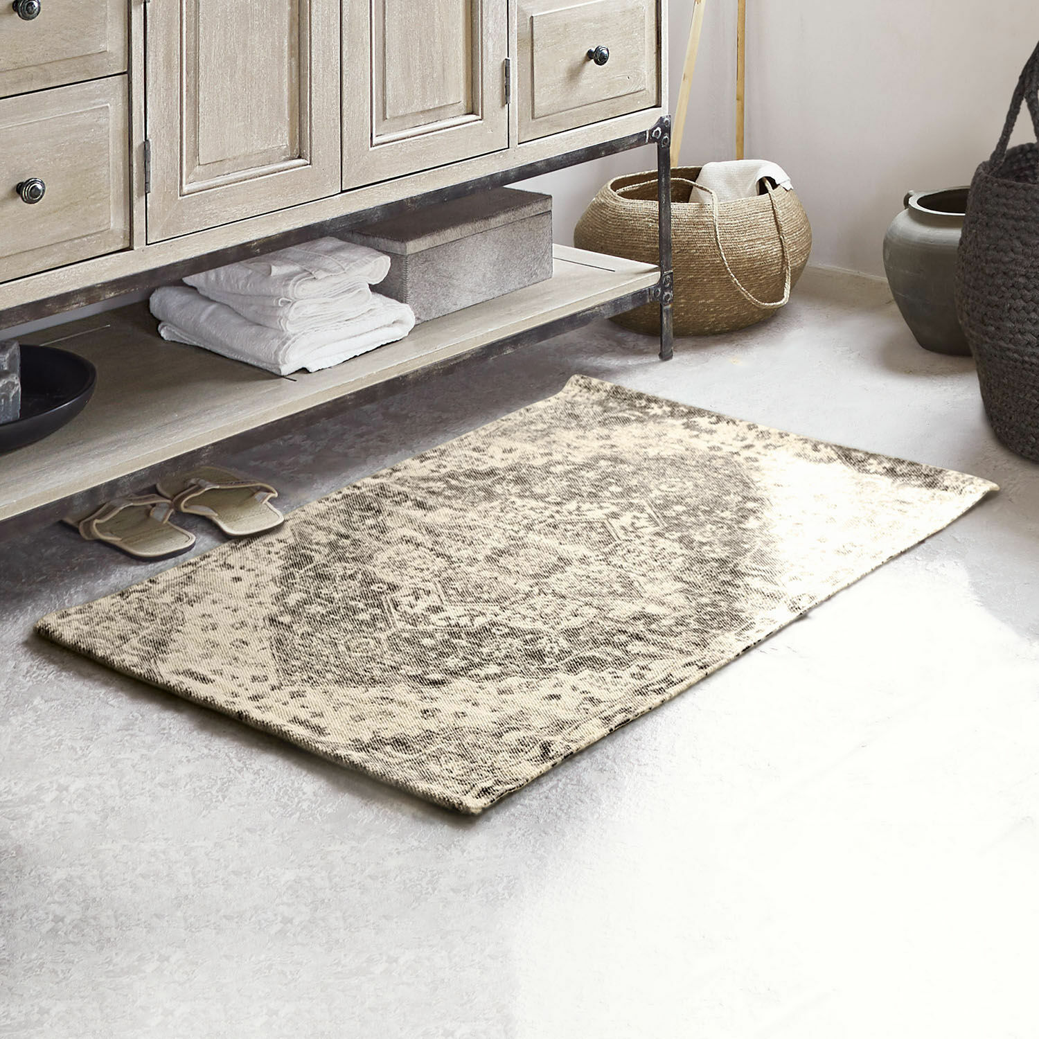 Badematte Davis Beiger Teppich mit geometrischem Muster im natürlichen Stil auf hellem Boden im Wohnzimmer