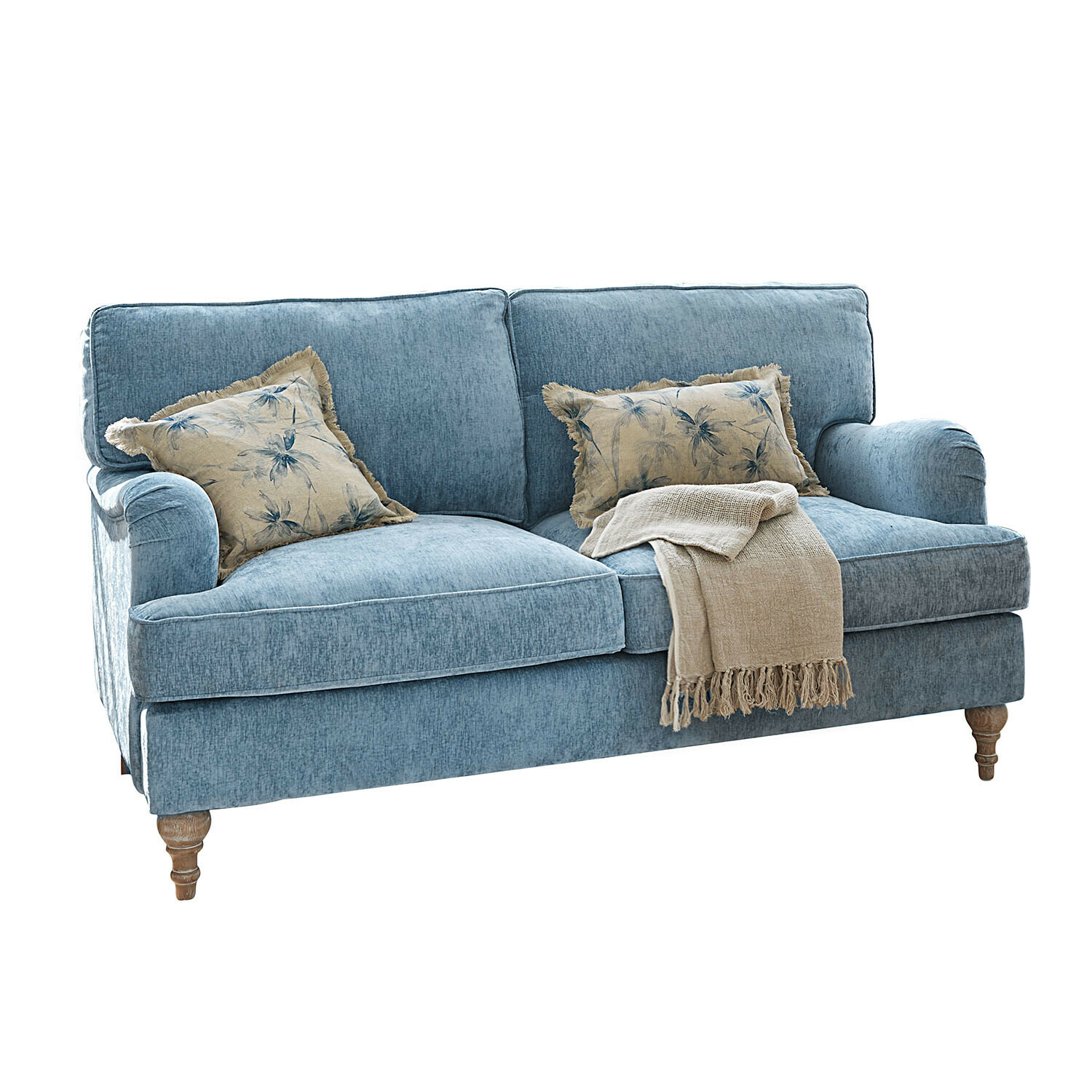 Sofa Elvika Blaues Stoffsofa mit Holzfüssen, dekoriert mit beiger Decke und Kissen mit Pflanzenmuster
